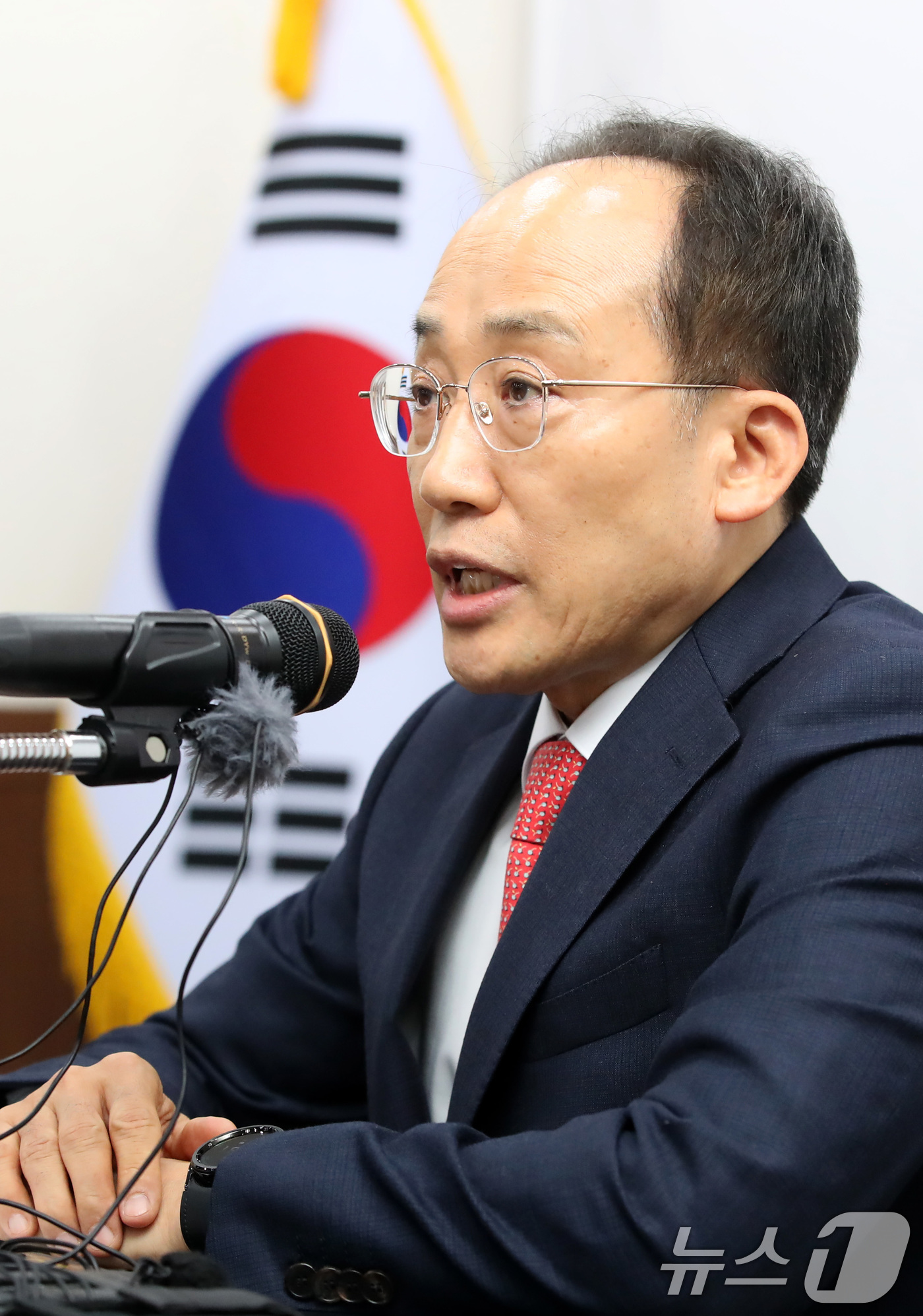 (대구=뉴스1) 공정식 기자 = 추경호 국민의힘 의원(대구 달성군)이 29일 오후 대구 수성구 국민의힘 대구시당에서 열린 간담회에 참석해 내년 6월 실시되는 지방선거 대구시장 출마 …