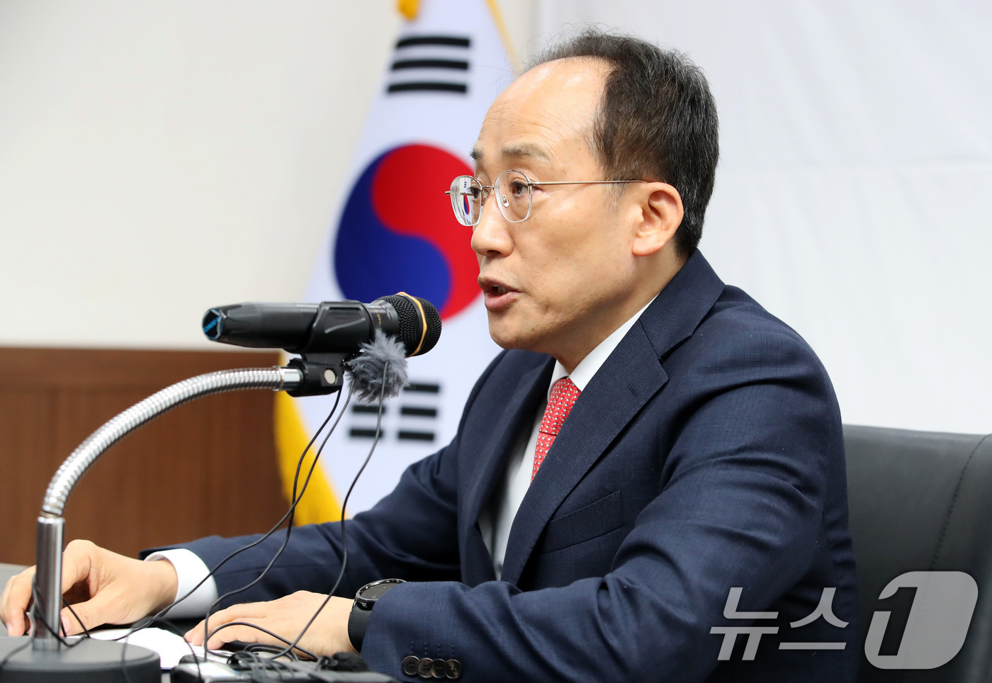 (대구=뉴스1) 공정식 기자 = 추경호 국민의힘 의원(대구 달성군)이 29일 오후 대구 수성구 국민의힘 대구시당에서 열린 간담회에 참석해 내년 6월 실시되는 지방선거 대구시장 출마 …