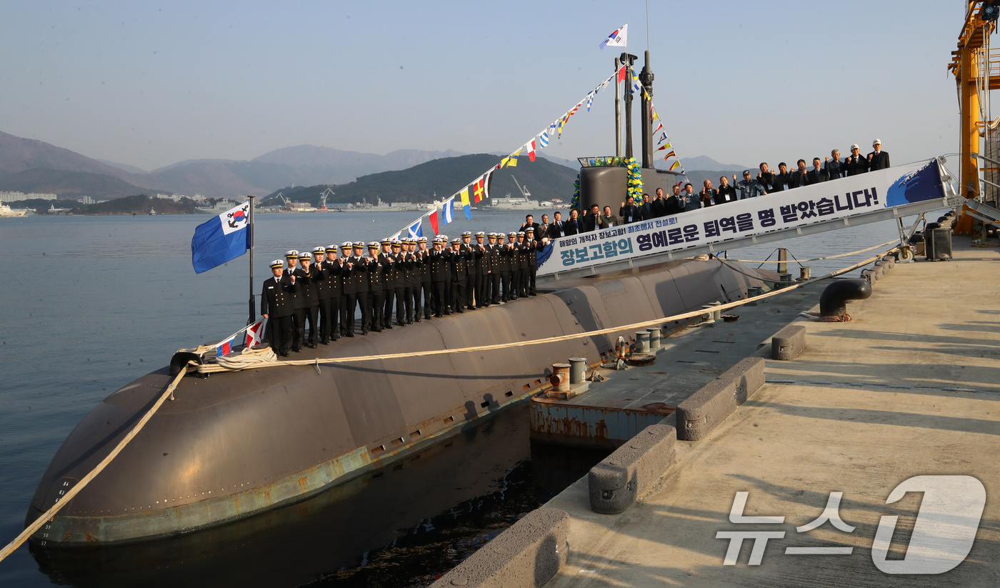 (창원=뉴스1) 윤일지 기자 = 29일 오후 경남 창원 진해구 해군잠수함사령부에서 열린 대한민국 1번 잠수함 장보고함(SS-Ⅰ·1200톤급) 퇴역식에서 역대 함장들과 승조원들이 기 …