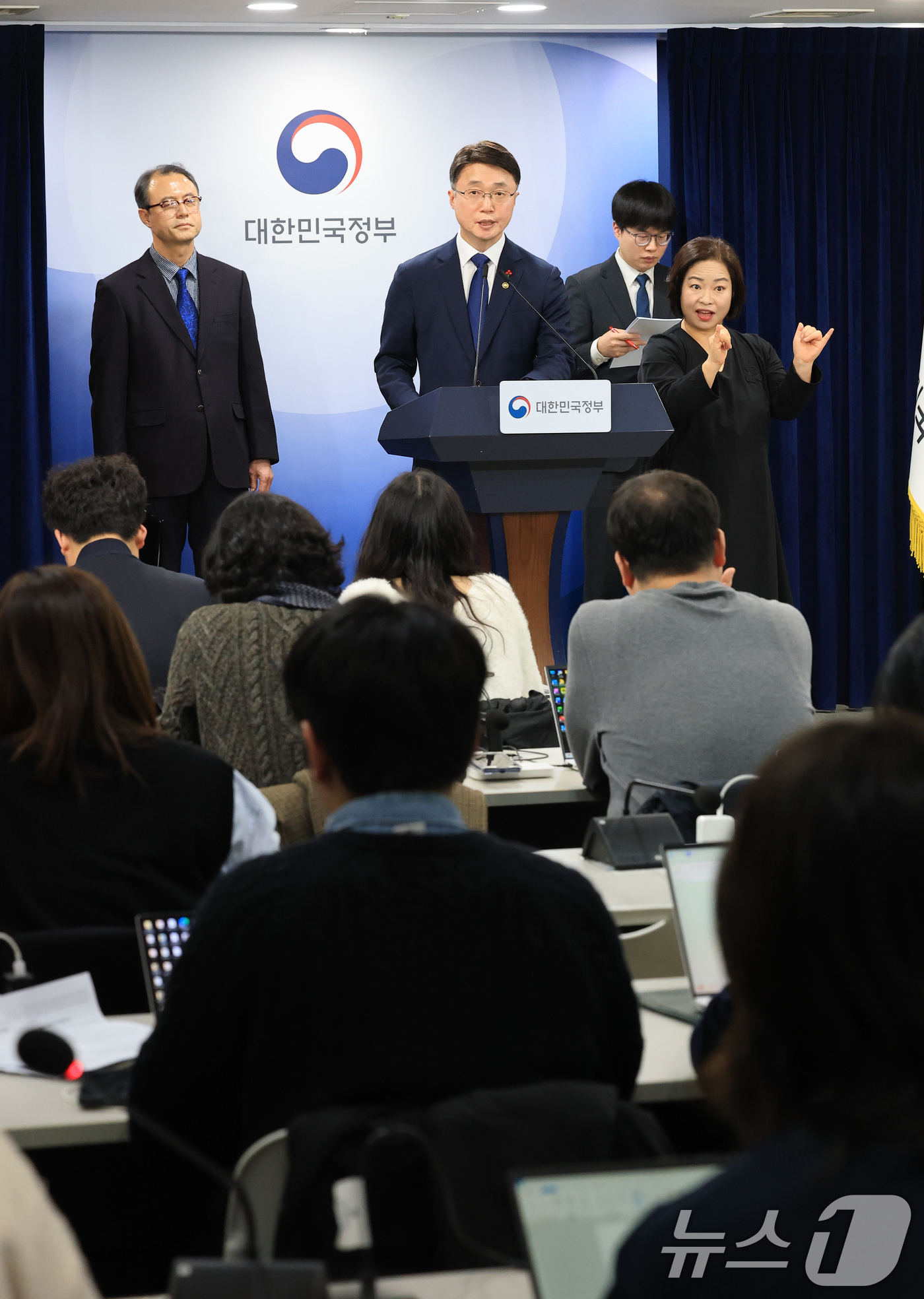 (서울=뉴스1) 임세영 기자 = 류제명 과학기술정보통신부 2차관이 29일 서울 종로구 정부서울청사에서 KT·LGU+ 침해사고 최종 조사결과 관련 브리핑을 하고 있다. 2025.12 …