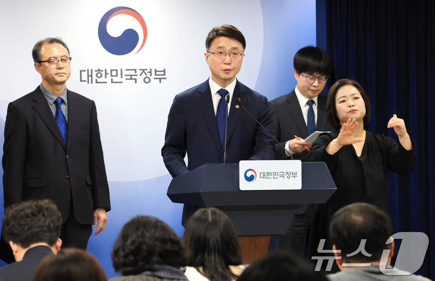 (서울=뉴스1) 임세영 기자 = 류제명 과학기술정보통신부 2차관이 29일 서울 종로구 정부서울청사에서 KT·LGU+ 침해사고 최종 조사결과 관련 브리핑을 하고 있다. 2025.12 …