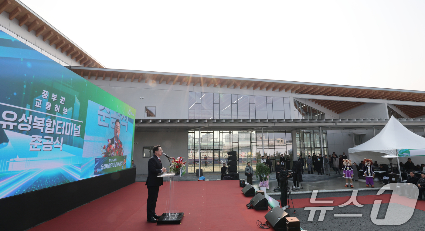 (대전=뉴스1) 김기태 기자 = 이장우 대전시장이 29일 대전 유성복합터미널 준공식에서 인사말을 하고 있다. 2025.12.29/뉴스1