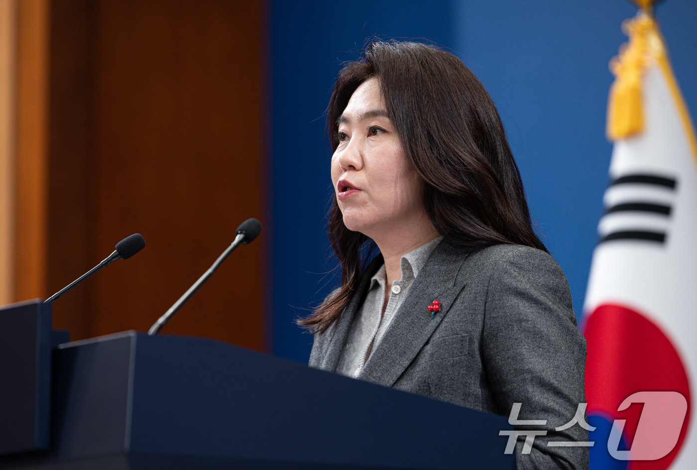 (서울=뉴스1) 이재명 기자 = 강유정 청와대 대변인이 29일 청와대 춘추관에서 1330일 만의 청와대 출근 관련 브리핑을 하고 있다. 2025.12.29/뉴스1
