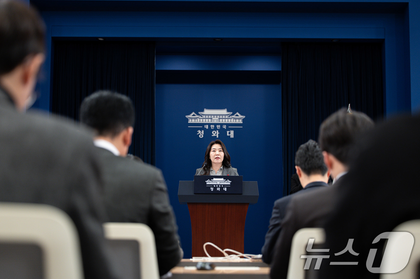 (서울=뉴스1) 이재명 기자 = 강유정 청와대 대변인이 29일 청와대 춘추관에서 1330일 만의 청와대 출근 관련 브리핑을 하고 있다. 2025.12.29/뉴스1