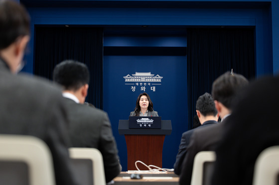 1330일 만의 청와대 출근 관련 브리핑 하는 강유정 대변인