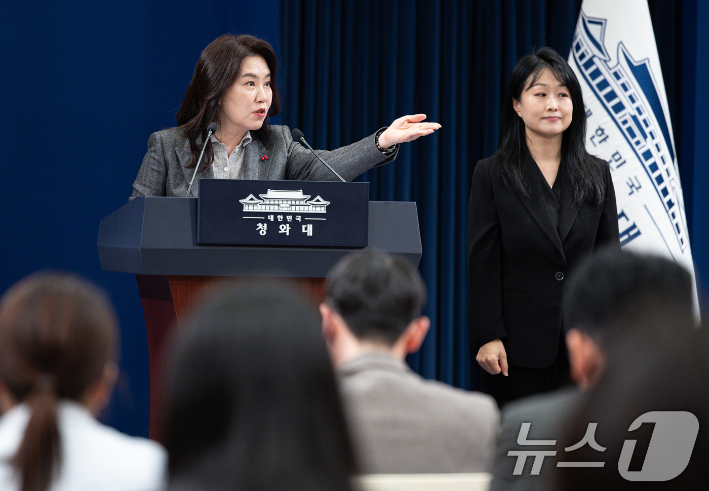 (서울=뉴스1) 이재명 기자 = 강유정 청와대 대변인이 29일 청와대 춘추관에서 열린 1330일 만의 청와대 출근 관련 브리핑에서 취재진 질문을 듣고 있다. 2025.12.29/뉴 …