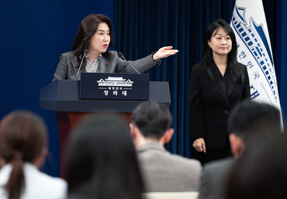 취재진 질문 받는 강유정 대변인