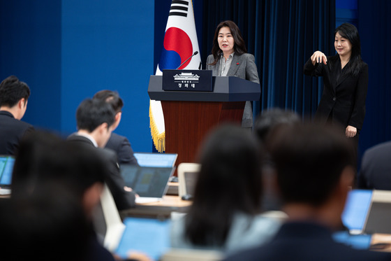 브리핑 하는 강유정 대변인