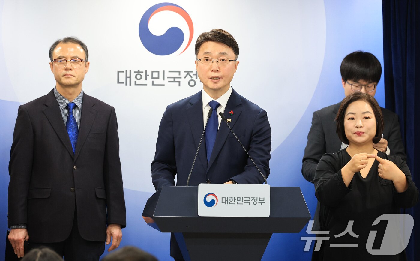 본문 이미지 - 류제명 과학기술정보통신부 2차관이 29일 서울 종로구 정부서울청사에서 KT·LGU+ 침해사고 최종 조사결과 관련 브리핑을 하고 있다. ⓒ News1 임세영 기자