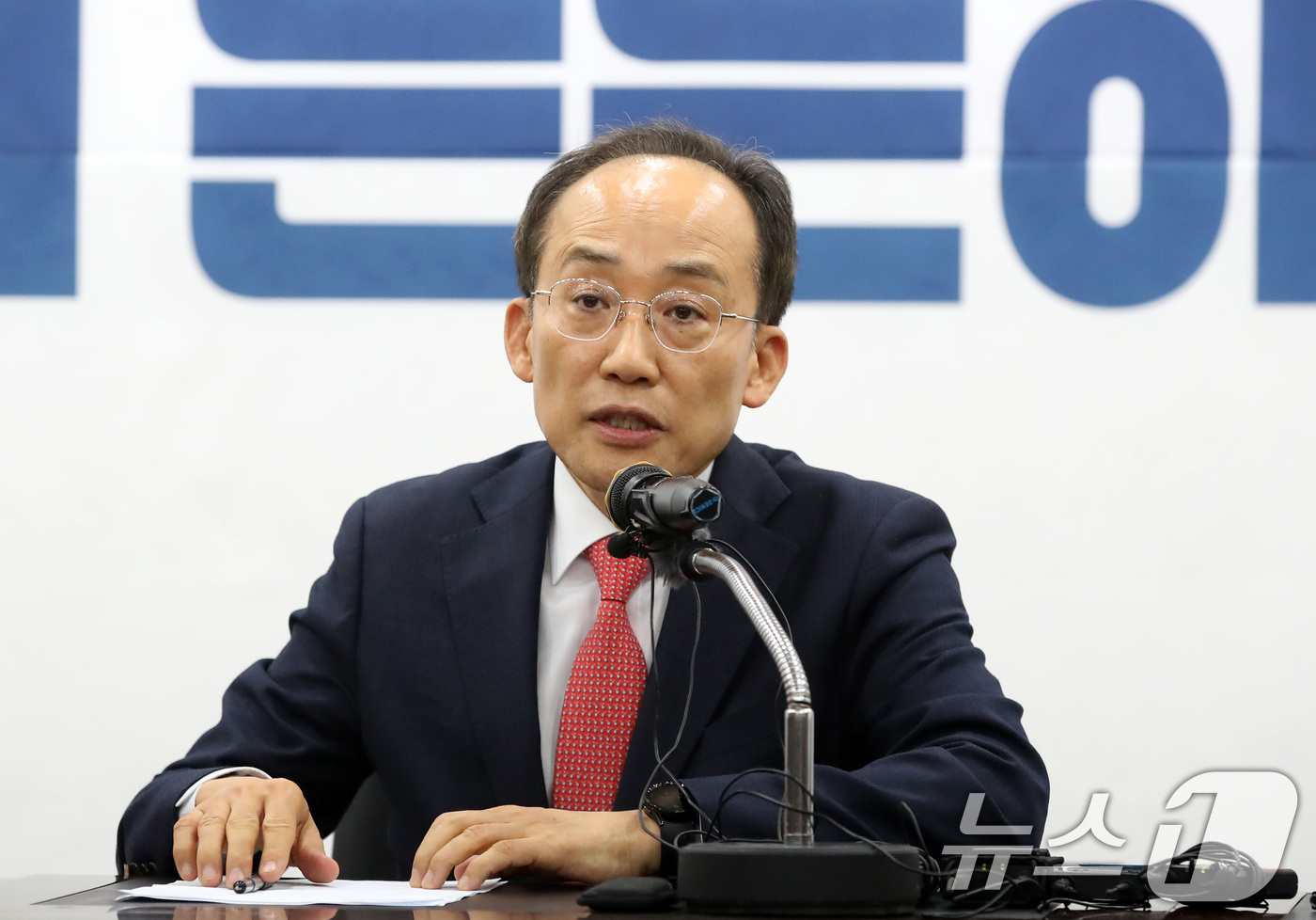 (대구=뉴스1) 공정식 기자 = 추경호 국민의힘 의원(대구 달성군)이 29일 오후 대구 수성구 국민의힘 대구시당에서 열린 간담회에 참석해 내년 6월 실시되는 지방선거 때 대구시장 …