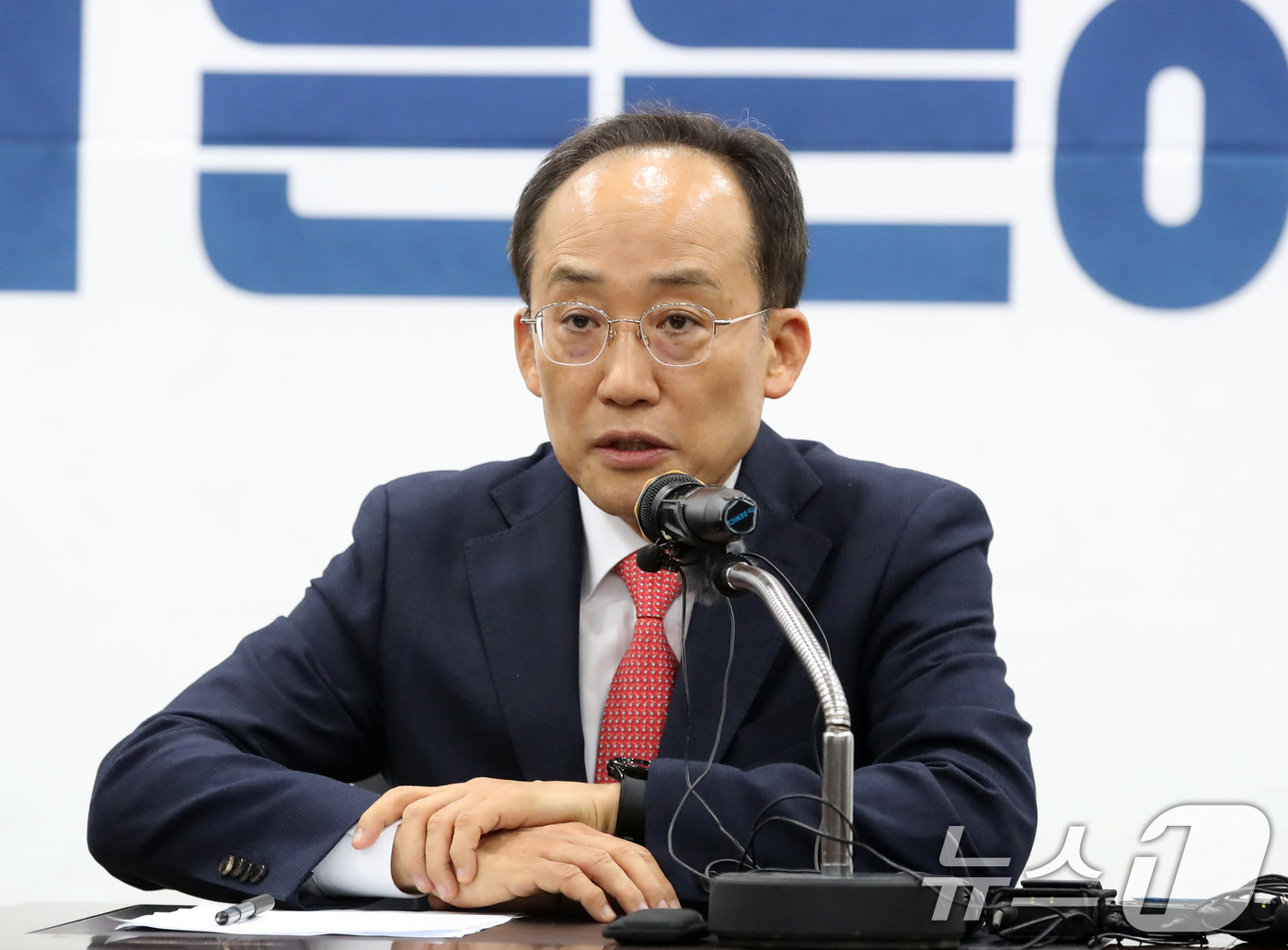 (대구=뉴스1) 공정식 기자 = 추경호 국민의힘 의원(대구 달성군)이 29일 오후 대구 수성구 국민의힘 대구시당에서 열린 간담회에 참석해 내년 6월 실시되는 지방선거 대구시장 출마 …