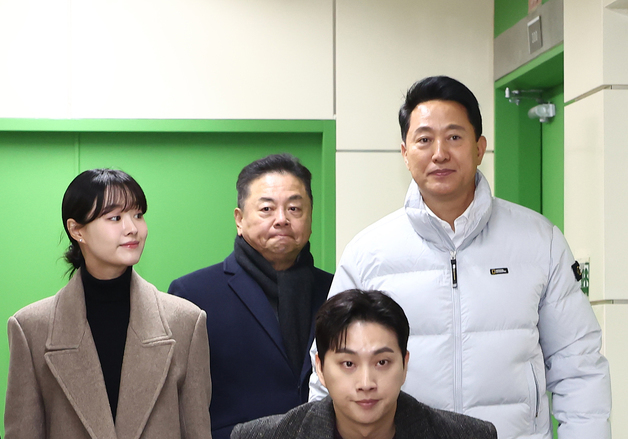 송지은·박위 부부와 이동하는 오세훈 시장