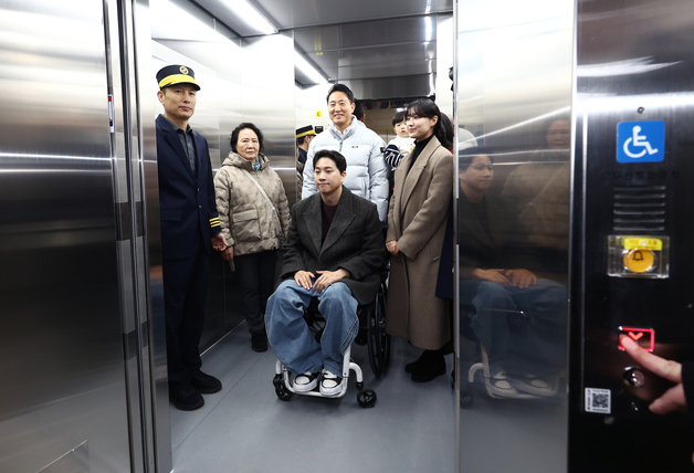 교통약자들과 엘리베이터 탑승한 오세훈 시장