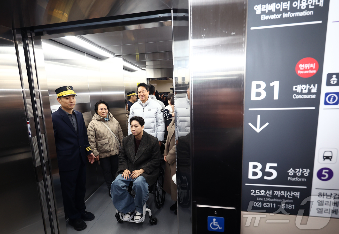 (서울=뉴스1) 김민지 기자 = 오세훈 서울시장이 29일 오후 서울 강서구 까치산역에서 열린 전역사 1역사 1동선 확보 기념행사에서 교통약자 대표들과 함께 엘리베이터에 탑승하고 있 …