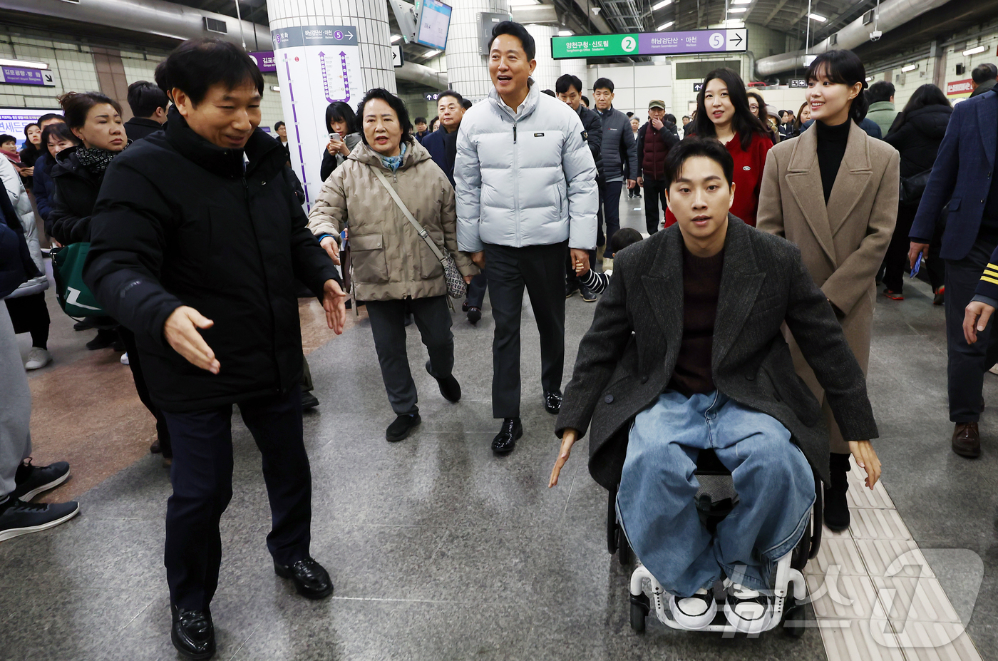 (서울=뉴스1) 김민지 기자 = 오세훈 서울시장이 29일 오후 서울 강서구 까치산역에서 열린 전역사 1역사 1동선 확보 기념행사에서 교통약자 대표들과 함께 역사를 이동하고 있다. …