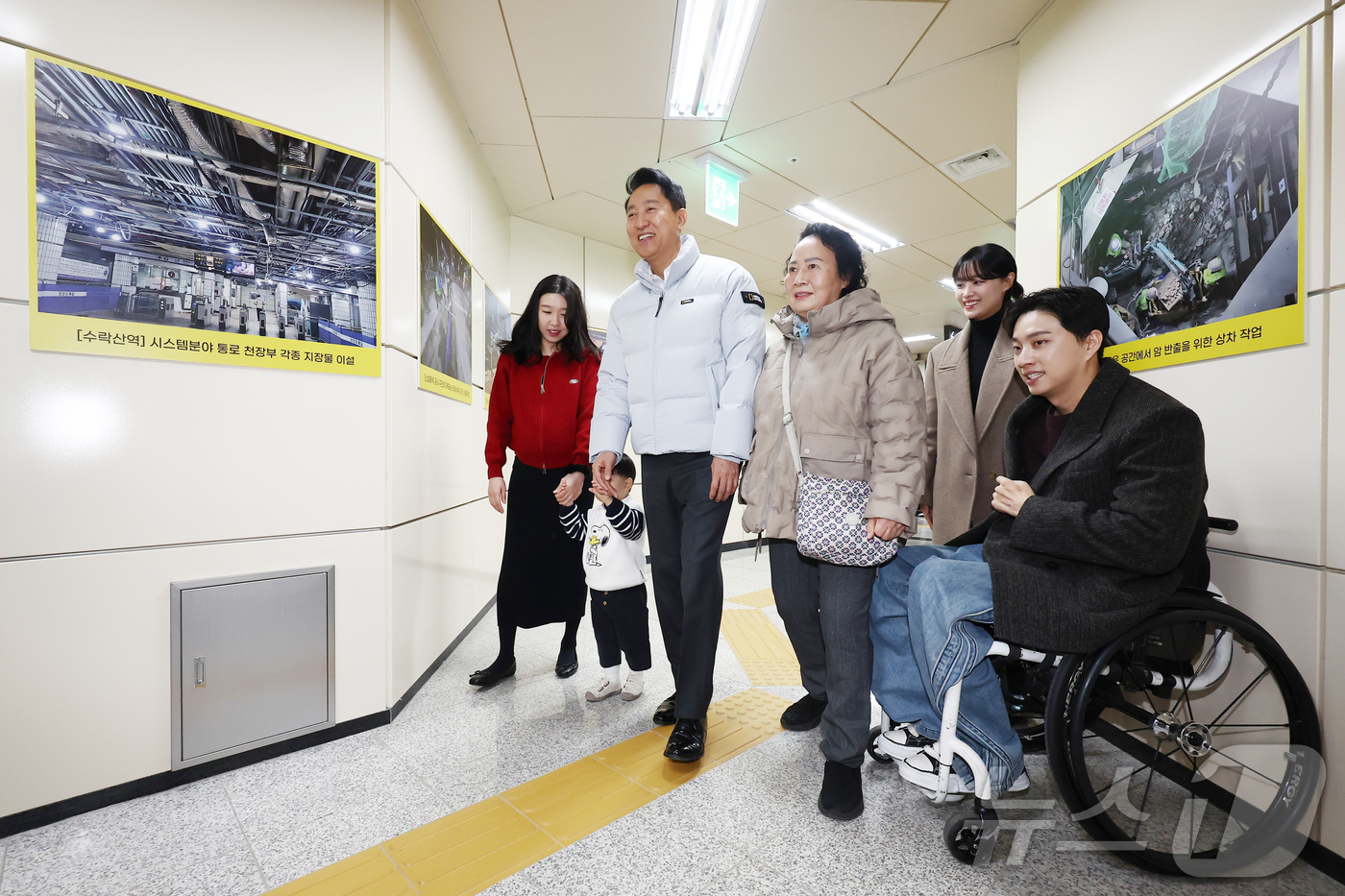(서울=뉴스1) 김민지 기자 = 오세훈 서울시장이 29일 오후 서울 강서구 까치산역에서 열린 전역사 1역사 1동선 확보 기념행사에서 교통약자 대표들과 함께 역사를 이동하고 있다 2 …