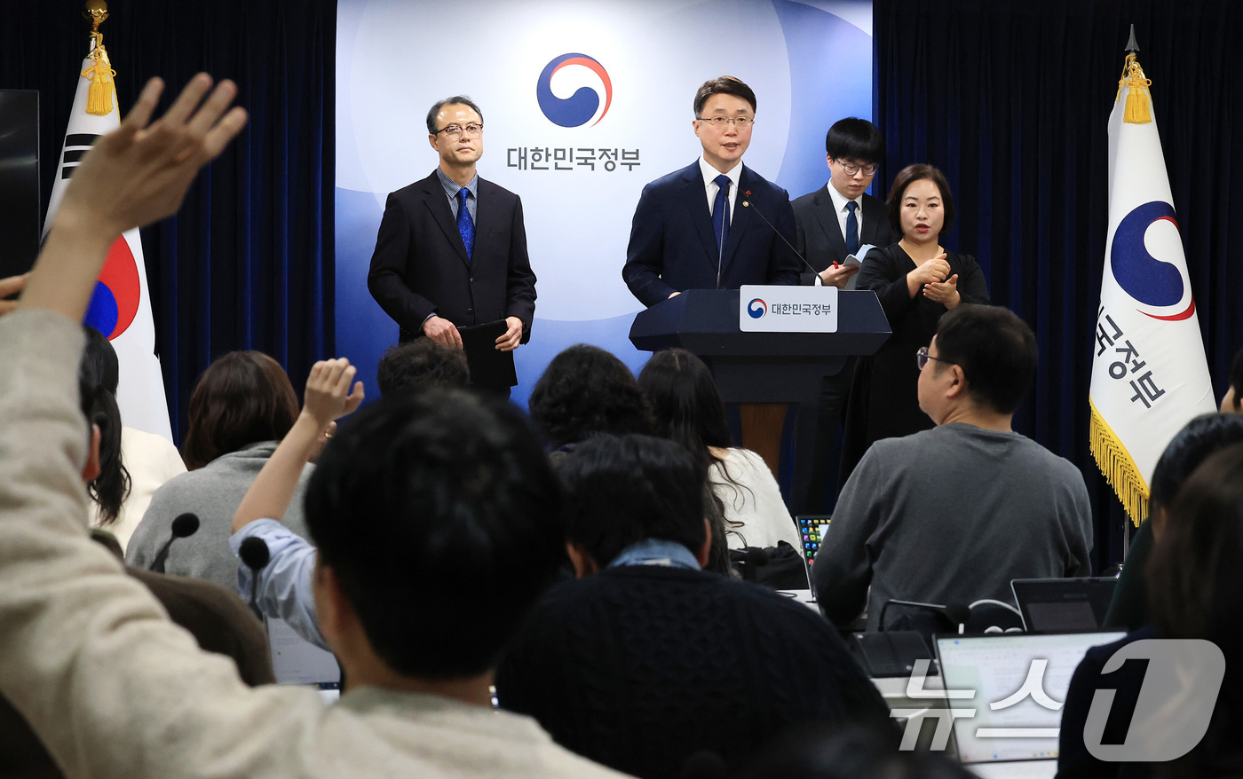 (서울=뉴스1) 임세영 기자 = 류제명 과학기술정보통신부 2차관이 29일 서울 종로구 정부서울청사에서 열린 KT·LGU+ 침해사고 최종 조사결과 관련 브리핑에서 취재진의 질문을 받 …