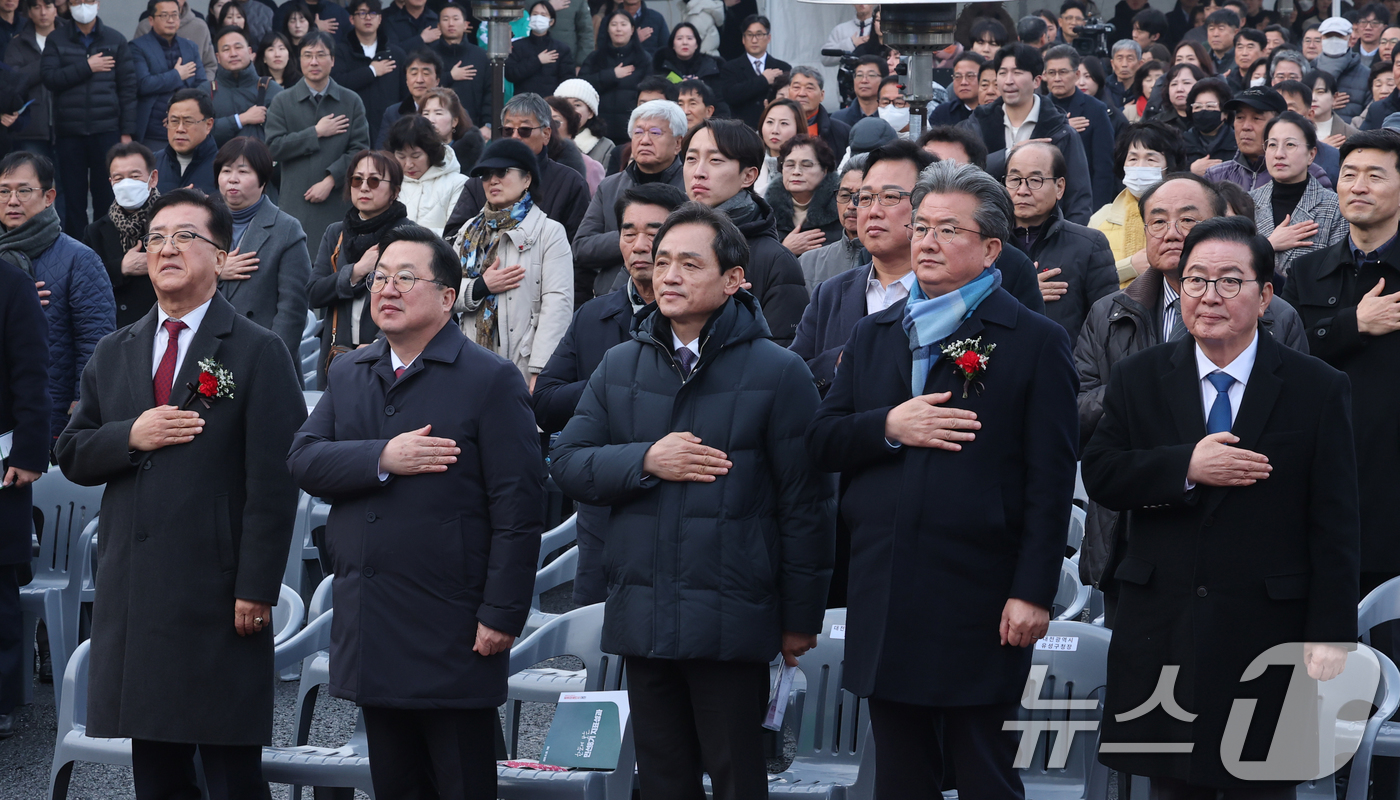 (대전=뉴스1) 김기태 기자 = 이장우 대전시장이 29일 대전 유성복합터미널 준공식에서 내빈들과 국기에 대한 경례를 하고 있다. 2025.12.29/뉴스1
