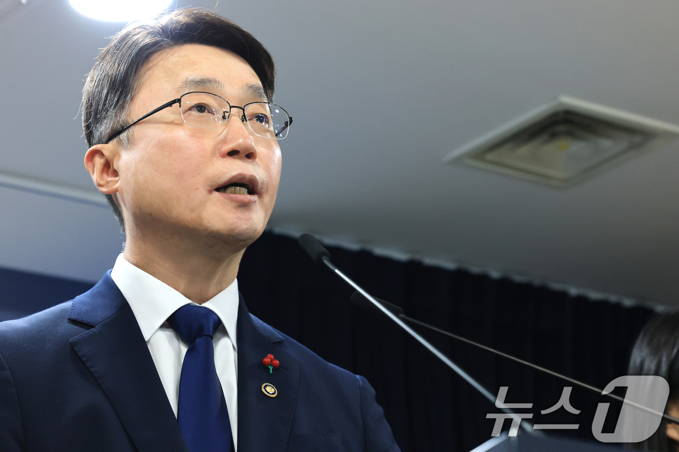 (서울=뉴스1) 임세영 기자 = 류제명 과학기술정보통신부 2차관이 29일 서울 종로구 정부서울청사에서 KT·LGU+ 침해사고 최종 조사결과 관련 브리핑을 하고 있다. 2025.12 …