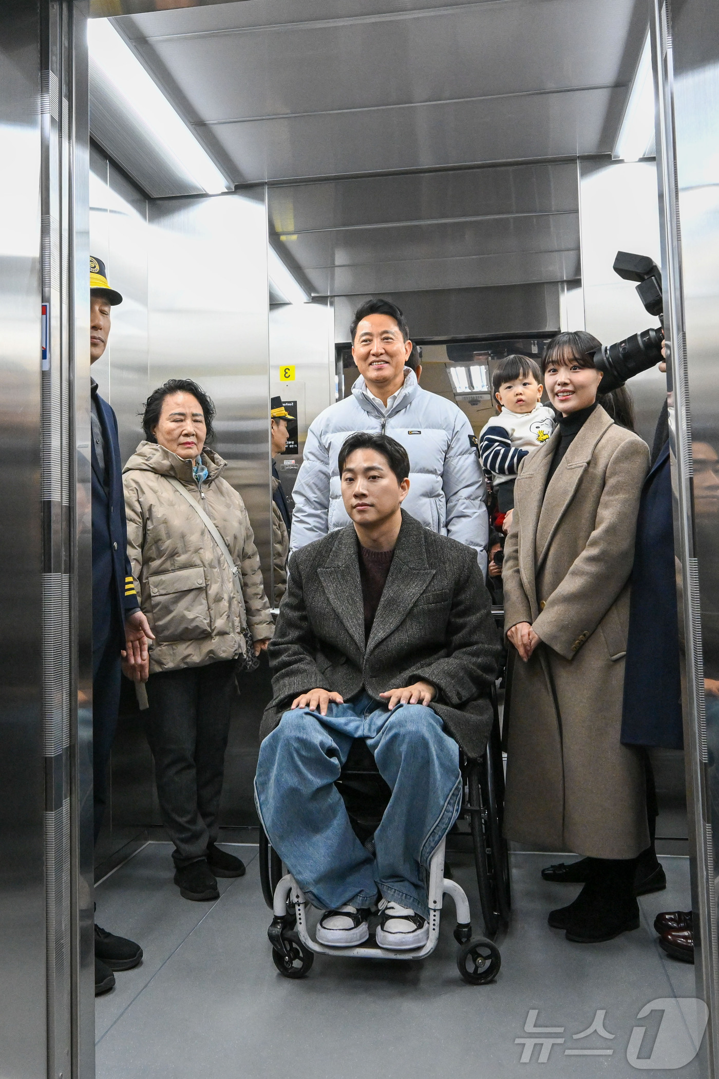 (서울=뉴스1) 김민지 기자 = 오세훈 서울시장이 29일 서울 강서구 까치산역에서 열린 전역사 1역사 1동선 확보 기념행사에서 교통약자 대표들과 함께 신설 엘리베이터를 시승하고 있 …