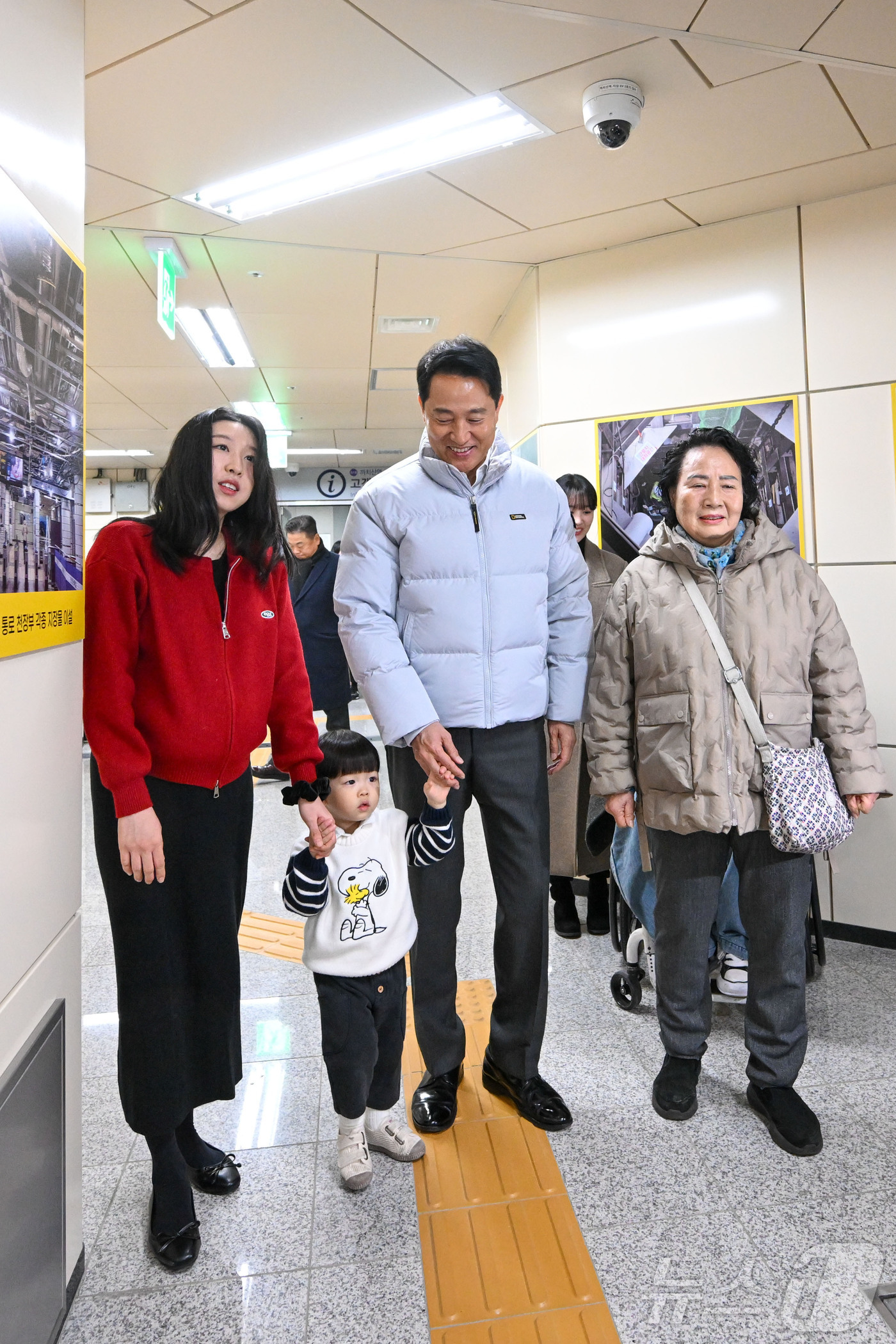 (서울=뉴스1) 김민지 기자 = 오세훈 서울시장이 29일 서울 강서구 까치산역에서 열린 전역사 1역사 1동선 확보 기념행사에서 교통약자 대표들과 함께 역사를 이동하고 있다. (공동 …