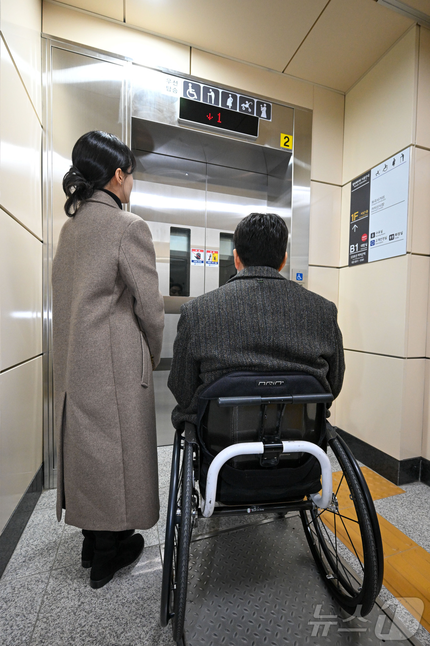 (서울=뉴스1) 김민지 기자 = 29일 서울 강서구 까치산역에서 열린 전역사 1역사 1동선 확보 기념행사에서 교통약자 대표가 신설 엘리베이터에 탑승하고 있다. (공동취재) 2025 …
