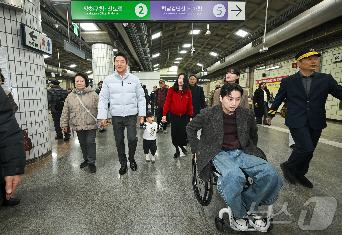 (서울=뉴스1) 김민지 기자 = 오세훈 서울시장이 29일 서울 강서구 까치산역에서 열린 전역사 1역사 1동선 확보 기념행사에서 교통약자 대표들과 함께 역사를 이동하고 있다. (공동 …