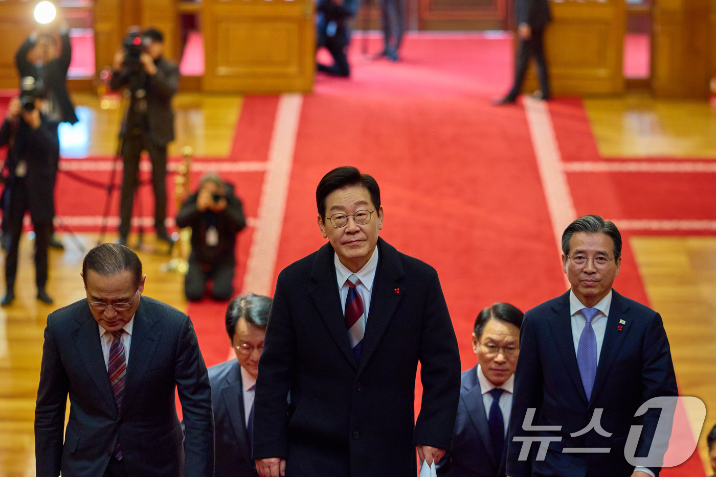 (서울=뉴스1) 이재명 기자 = 이재명 대통령이 29일 청와대로 첫 출근하고 있다. (청와대 제공. 재판매 및 DB 금지) 2025.12.29/뉴스1