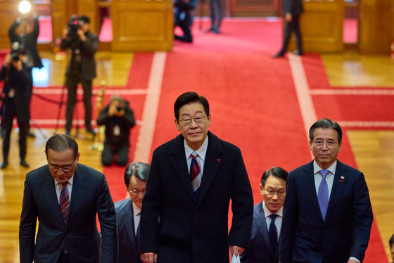 '빨파흰 넥타이' 李대통령 靑복귀 1330일 만…"일하는 정부, 소통하는 정치"(종합2보)