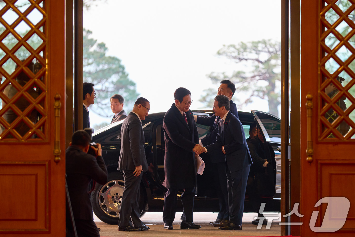 (서울=뉴스1) 이재명 기자 = 이재명 대통령이 청와대 공식 근무를 시작한 29일 청와대 본관에 도착해 차에서 내려 김용범 정책실장과 인사하고 있다. (청와대 제공. 재판매 및 D …