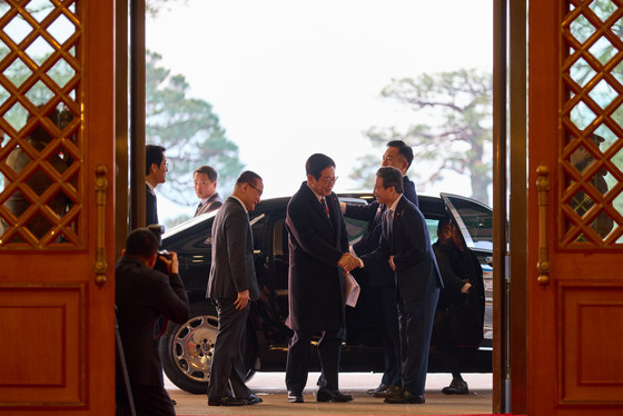 李대통령, 靑집무 첫날 춘추관 깜짝 방문…"다음엔 통닭 사들고 오겠다"(종합)