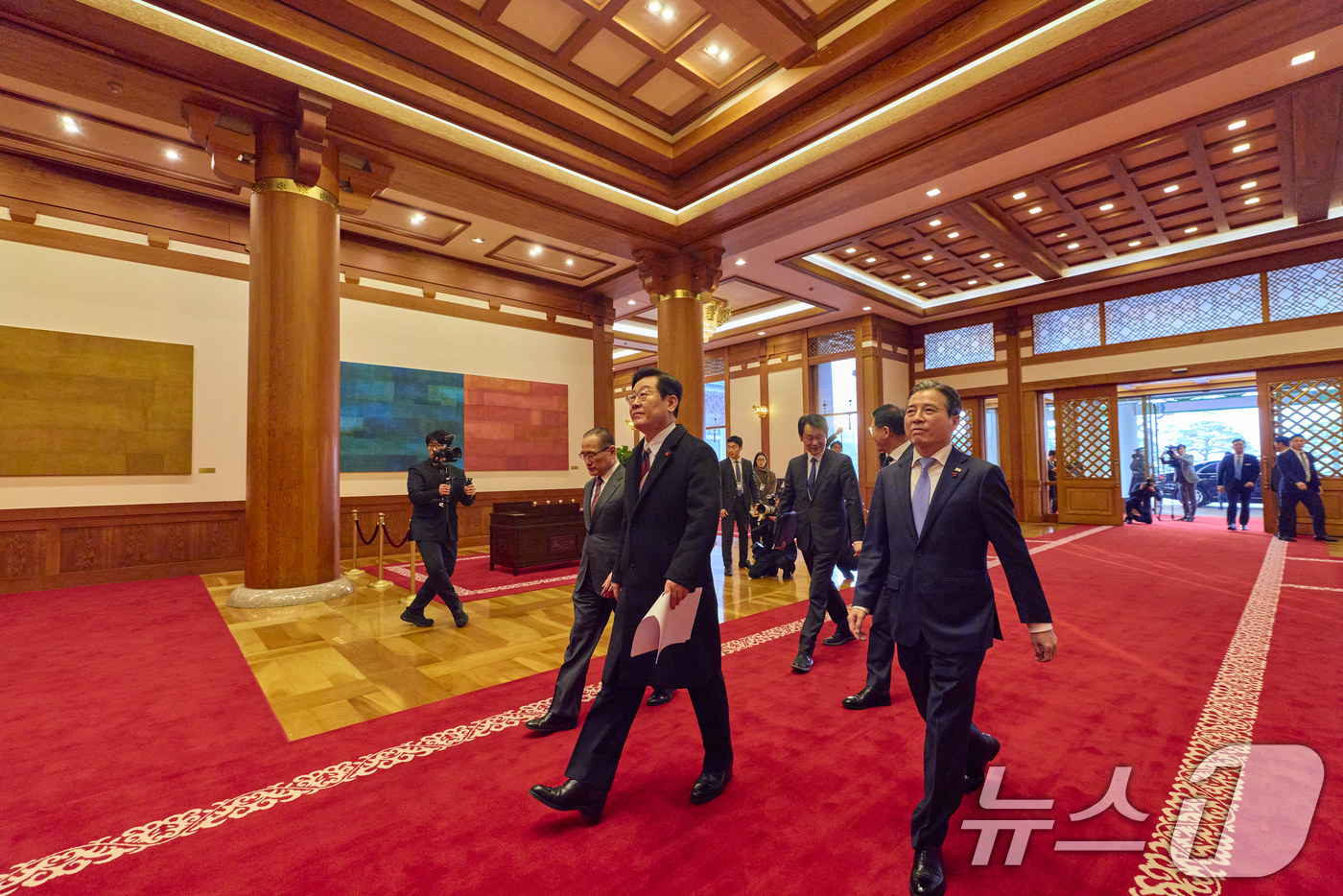 (서울=뉴스1) 이재명 기자 = 이재명 대통령이 29일 청와대로 첫 출근하고 있다. (청와대 제공. 재판매 및 DB 금지) 2025.12.29/뉴스1