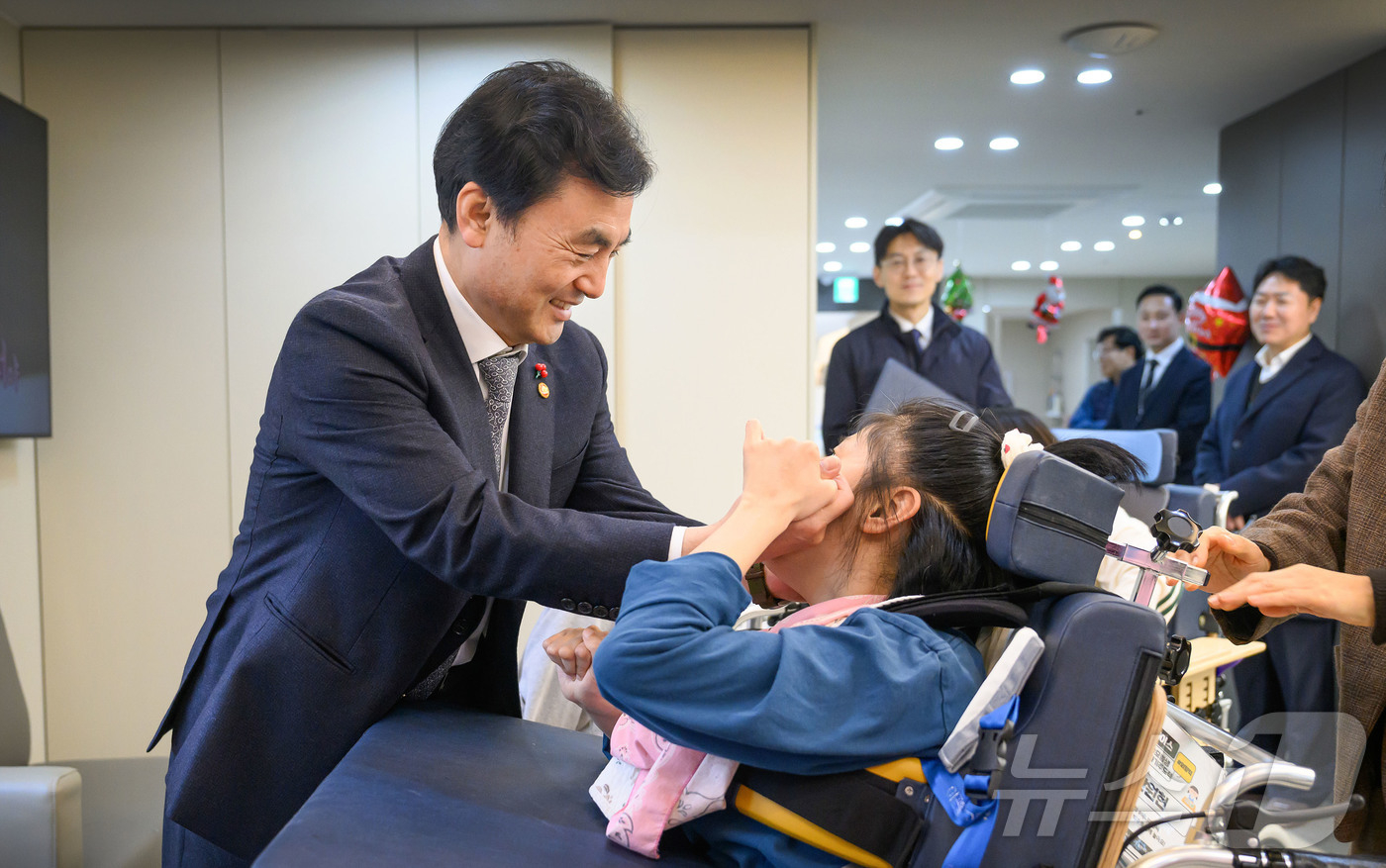 (서울=뉴스1) = 안규백 국방부 장관이 연말 연시를 맞아 29일 오전 서울 용산구 소재 장애아동 요양시설 '앵락애니아의 집'을 방문해 장애아동과 인사를 나누고 있다. (국방부 제 …