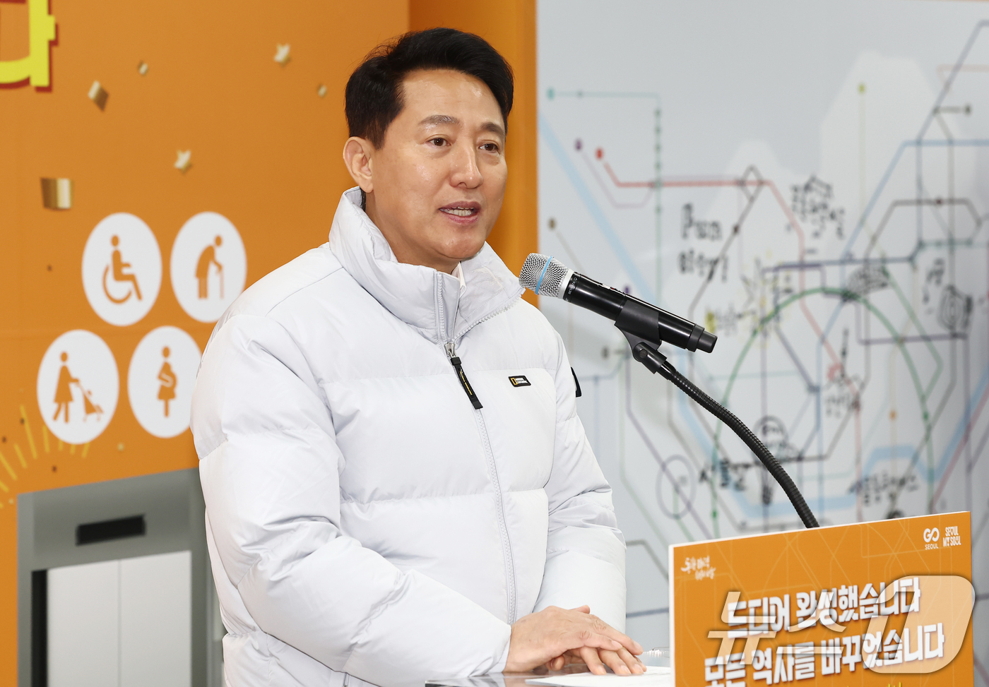 (서울=뉴스1) 김민지 기자 = 오세훈 서울시장이 29일 오후 서울 강서구 까치산역에서 열린 전역사 1역사 1동선 확보 기념행사에서 인사말을 하고 있다. 2025.12.29/뉴스1 …