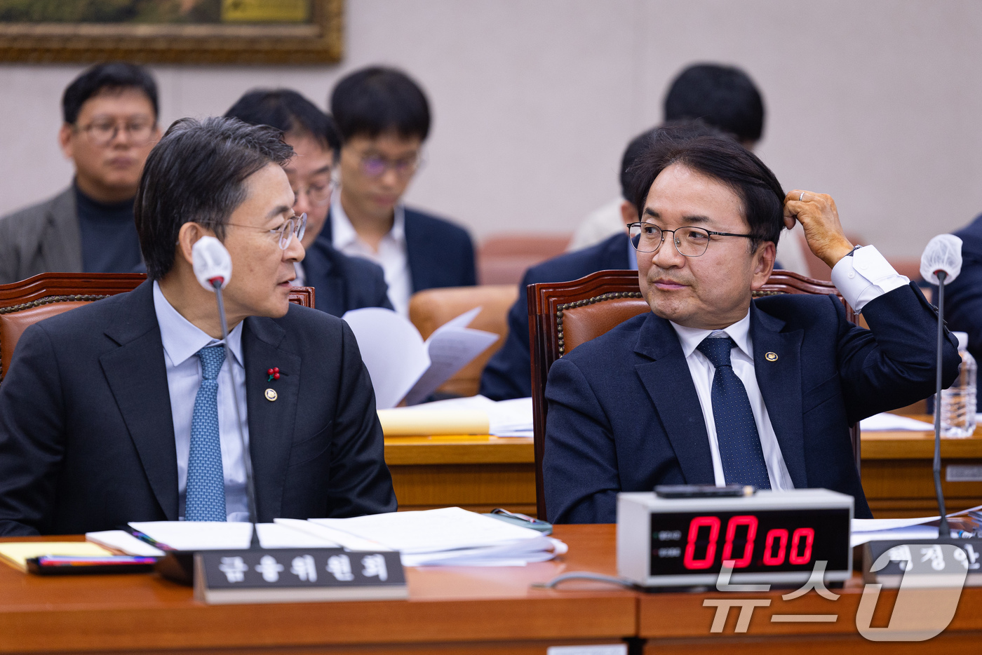 (서울=뉴스1) 유승관 기자 = 김광용 행정안전부 재난안전관리본부장(오른쪽)과 권대영 금융위원회 부위원장이 29일 서울 여의도 국회에서 열린 제430회 국회(임시회) 산불피해지원대 …