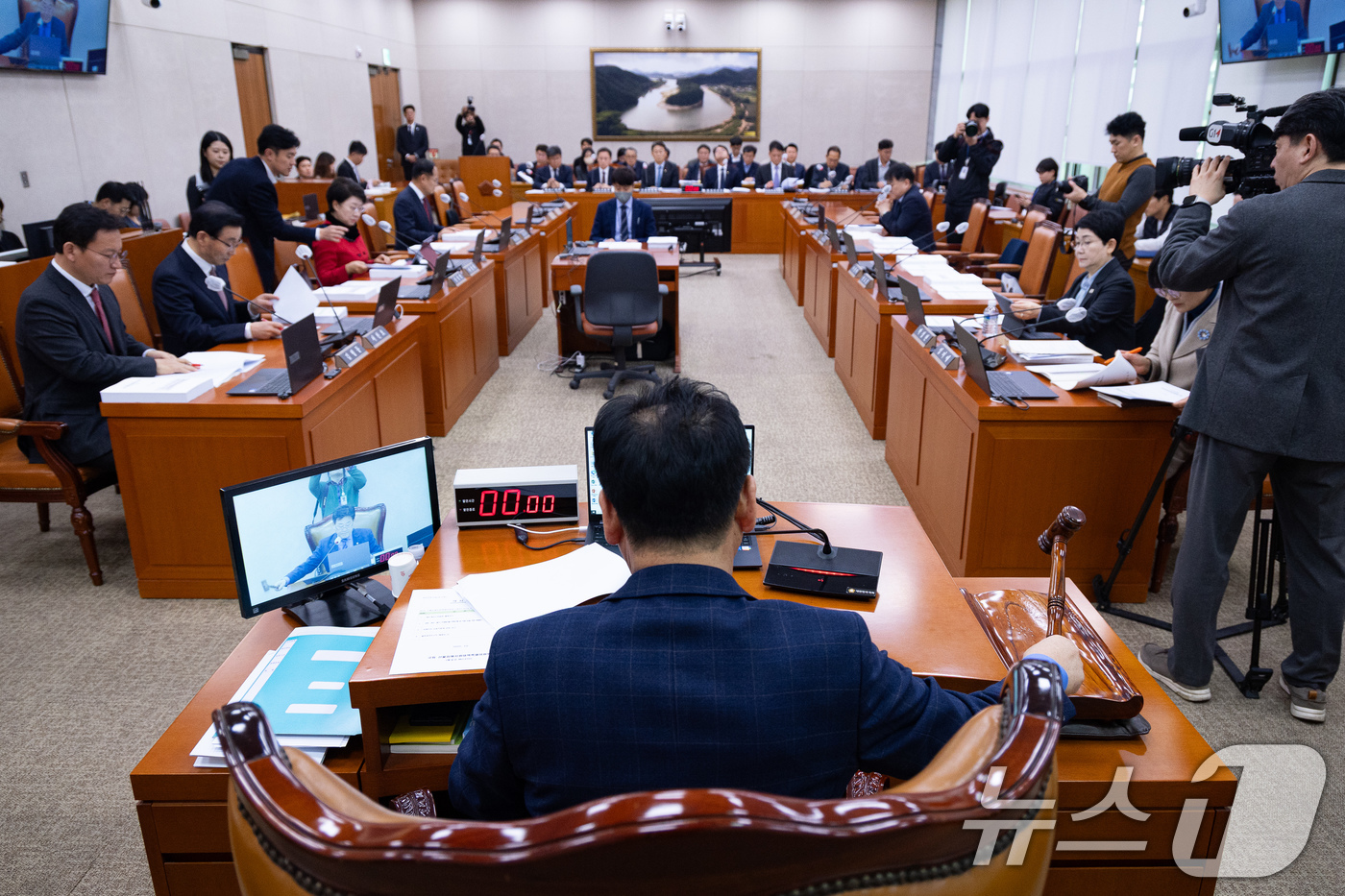 (서울=뉴스1) 유승관 기자 = 김정호 국회 산불피해지원대책특별위원장이 29일 서울 여의도 국회에서 열린 제430회 국회(임시회) 산불피해지원대책 특별위원회 제5차 전체회의에서 의 …