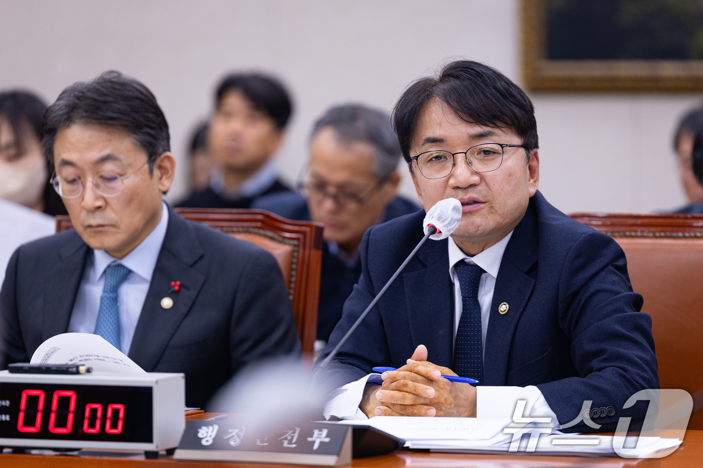 (서울=뉴스1) 유승관 기자 = 김광용 행정안전부 재난안전관리본부장이 29일 서울 여의도 국회에서 열린 제430회 국회(임시회) 산불피해지원대책 특별위원회 제5차 전체회의에서 의원 …