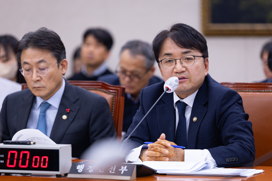 질의 답하는 김광용 재난안전관리본부장