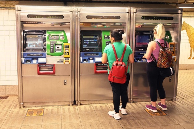 뉴욕 교통 상징 메트로카드 사라진다…새해 '탭앤고' 전면 도입