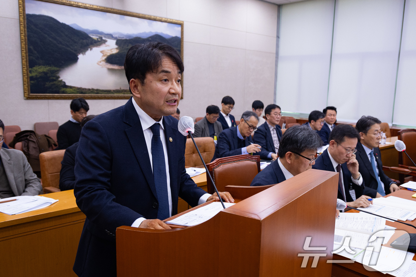 (서울=뉴스1) 유승관 기자 = 김광용 행정안전부 재난안전관리본부장이 29일 서울 여의도 국회에서 열린 제430회 국회(임시회) 산불피해지원대책 특별위원회 제5차 전체회의에서 경북 …