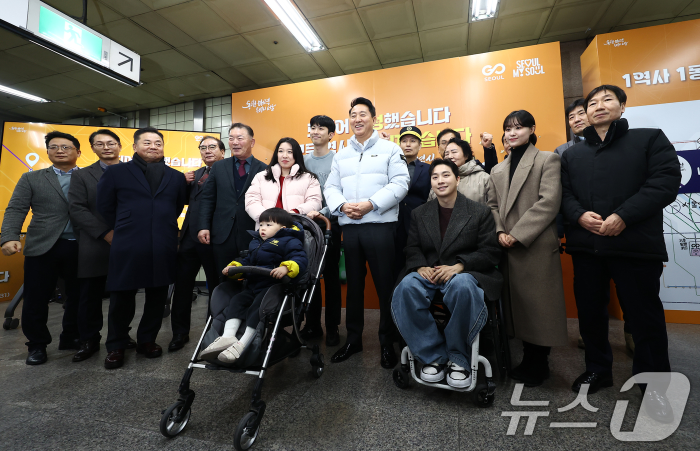 (서울=뉴스1) 김민지 기자 = 오세훈 서울시장이 29일 오후 서울 강서구 까치산역에서 열린 전역사 1역사 1동선 확보 기념행사에서 교통약자 대표, 시민들과 기념촬영을 하고 있다. …