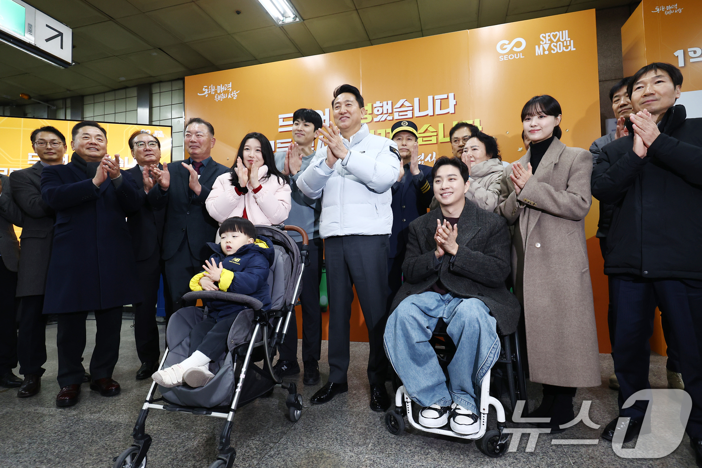 (서울=뉴스1) 김민지 기자 = 오세훈 서울시장이 29일 오후 서울 강서구 까치산역에서 열린 전역사 1역사 1동선 확보 기념행사에서 교통약자 대표, 시민들과 기념촬영을 하고 있다. …