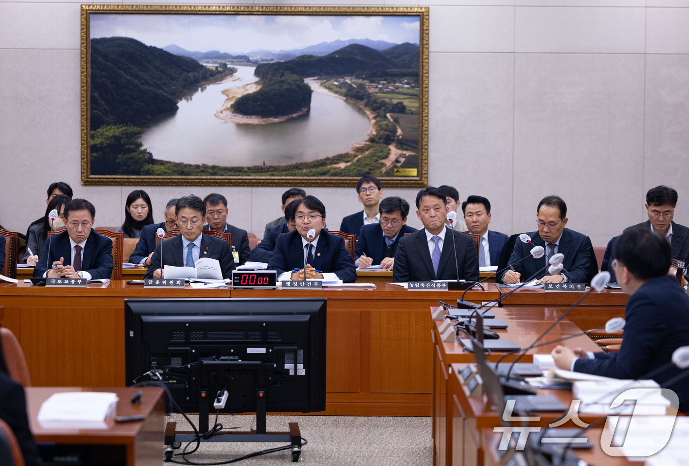 (서울=뉴스1) 유승관 기자 = 김광용 행정안전부 재난안전관리본부장이 29일 서울 여의도 국회에서 열린 제430회 국회(임시회) 산불피해지원대책 특별위원회 제5차 전체회의에서 의원 …