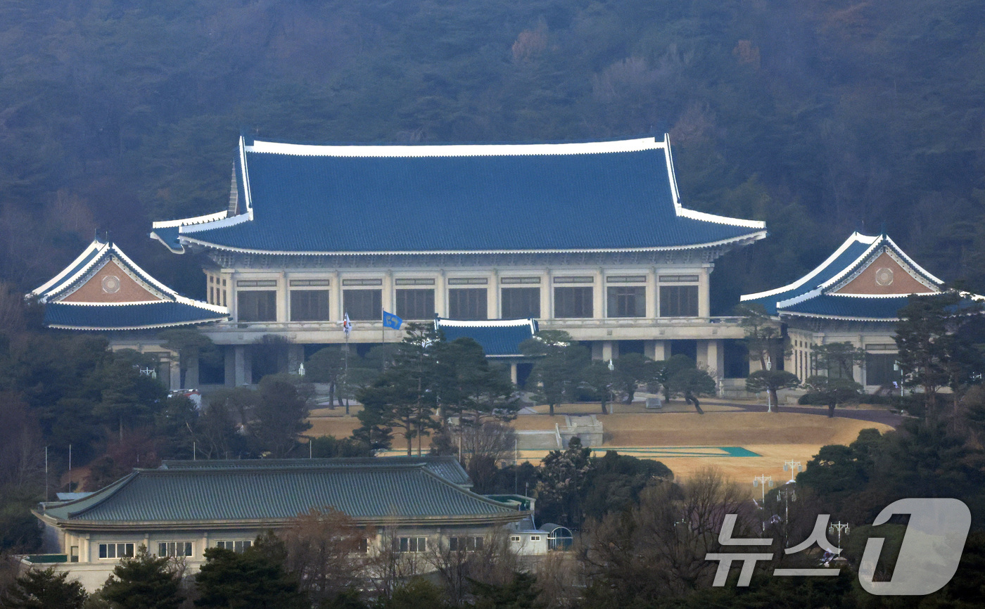 (서울=뉴스1) 임세영 기자 = 이재명 대통령이 청와대에 첫 출근한 29일 청와대에 봉황기가 게양돼 있다.윤석열 전 대통령이 청와대를 떠난 지 약 '3년 7개월' 만에 다시 청와대 …