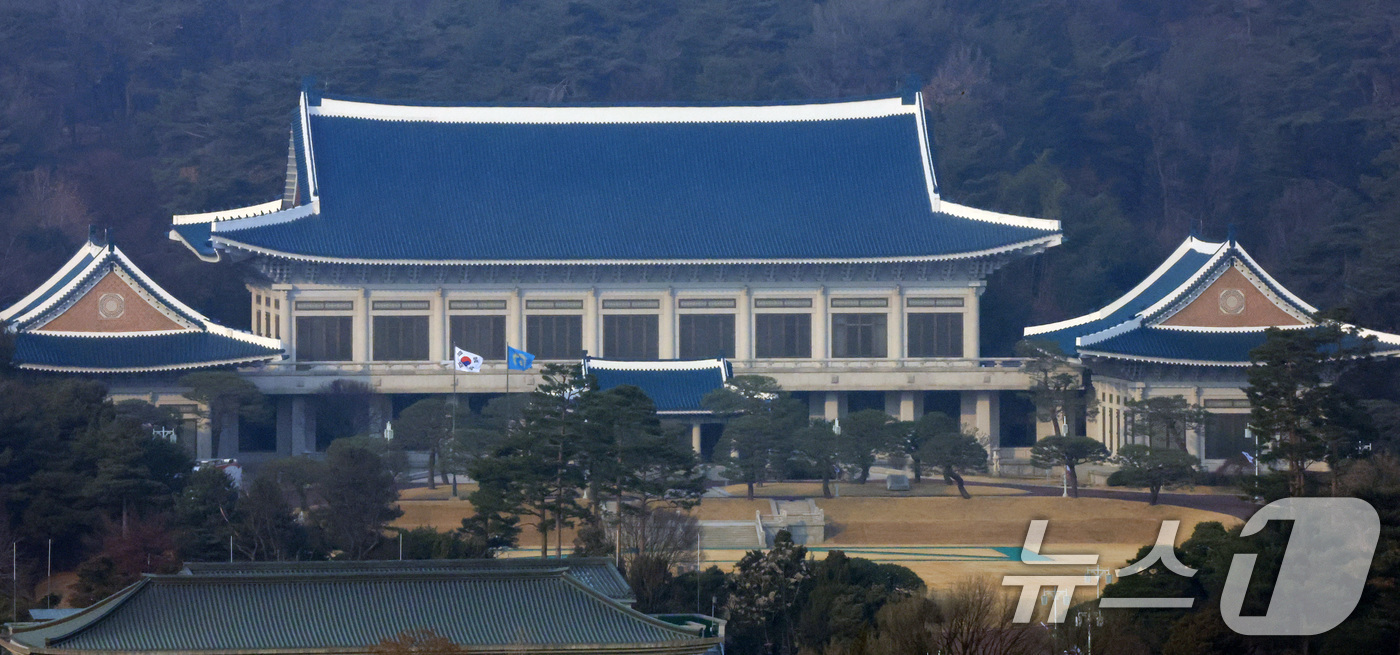 (서울=뉴스1) 임세영 기자 = 이재명 대통령이 청와대에 첫 출근한 29일 청와대에 봉황기가 게양돼 있다.윤석열 전 대통령이 청와대를 떠난 지 약 '3년 7개월' 만에 다시 청와대 …