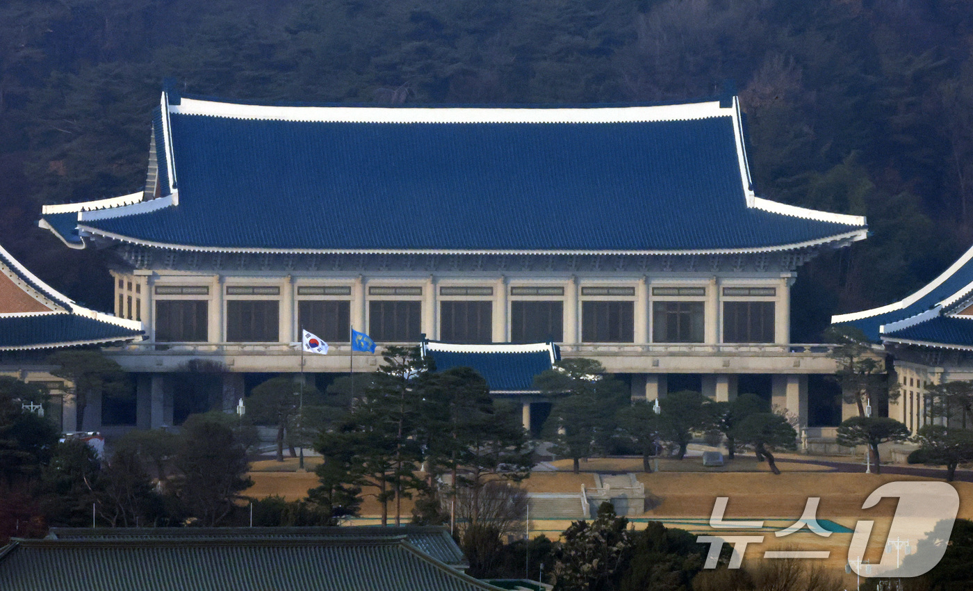 (서울=뉴스1) 임세영 기자 = 이재명 대통령이 청와대에 첫 출근한 29일 청와대에 봉황기가 게양돼 있다.윤석열 전 대통령이 청와대를 떠난 지 약 '3년 7개월' 만에 다시 청와대 …