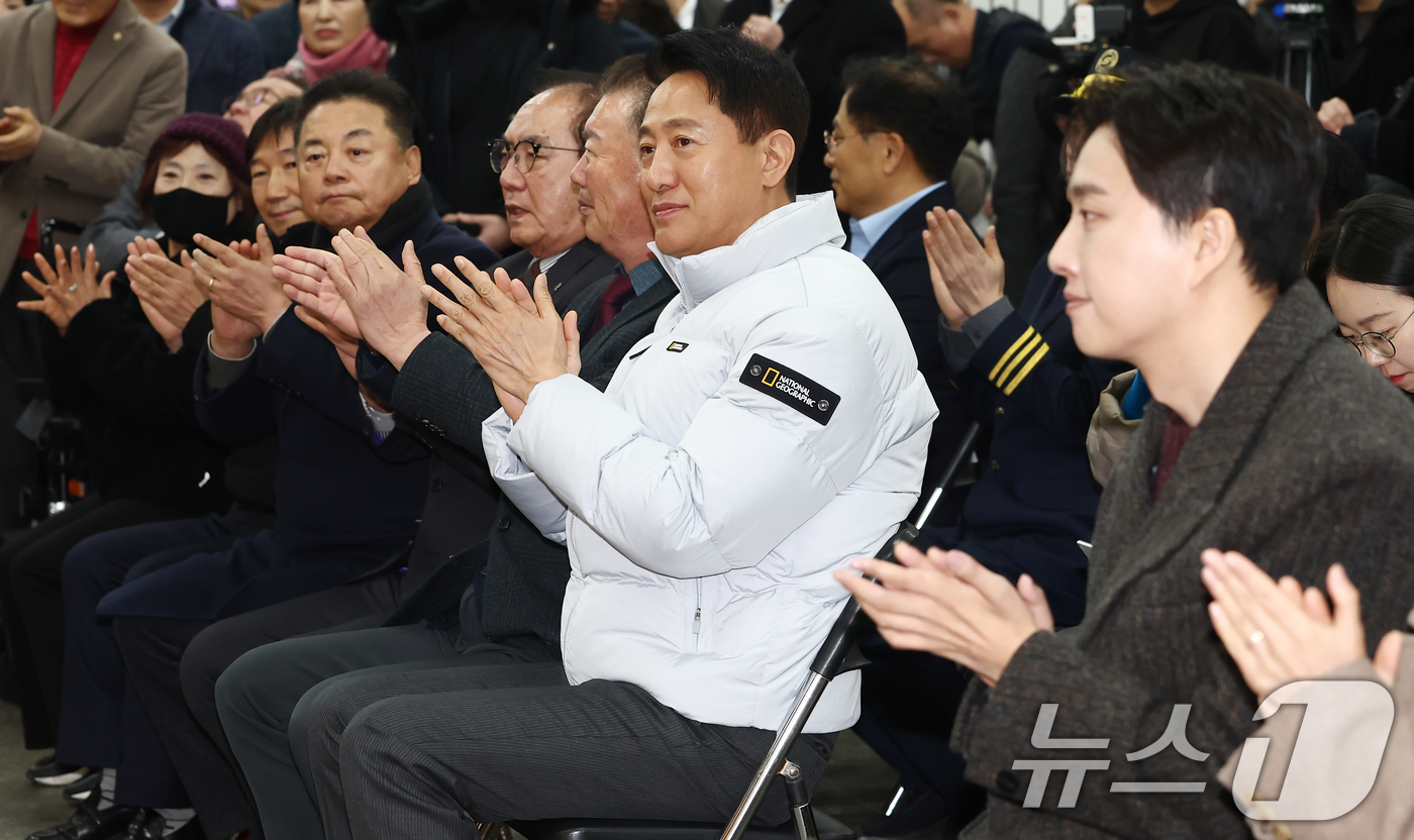 (서울=뉴스1) 김민지 기자 = 오세훈 서울시장이 29일 오후 서울 강서구 까치산역에서 열린 전역사 1역사 1동선 확보 기념행사에 참석해 손뼉을 치고 있다. 2025.12.29/뉴 …