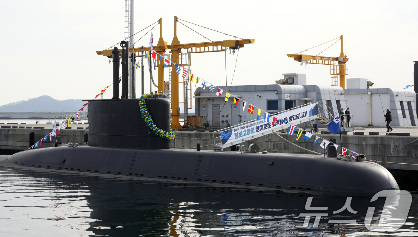 (창원=뉴스1) 윤일지 기자 = 29일 오후 경남 창원 진해구 해군잠수함사령부에서 대한민국 1번 잠수함 장보고함(SS-Ⅰ·1200톤급) 퇴역식이 열린 가운데 해군 기지에 장보고함이 …