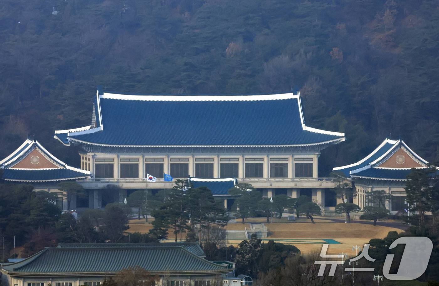 (서울=뉴스1) 임세영 기자 = 이재명 대통령이 청와대에 첫 출근한 29일 청와대에 봉황기가 게양돼 있다.윤석열 전 대통령이 청와대를 떠난 지 약 '3년 7개월' 만에 다시 청와대 …