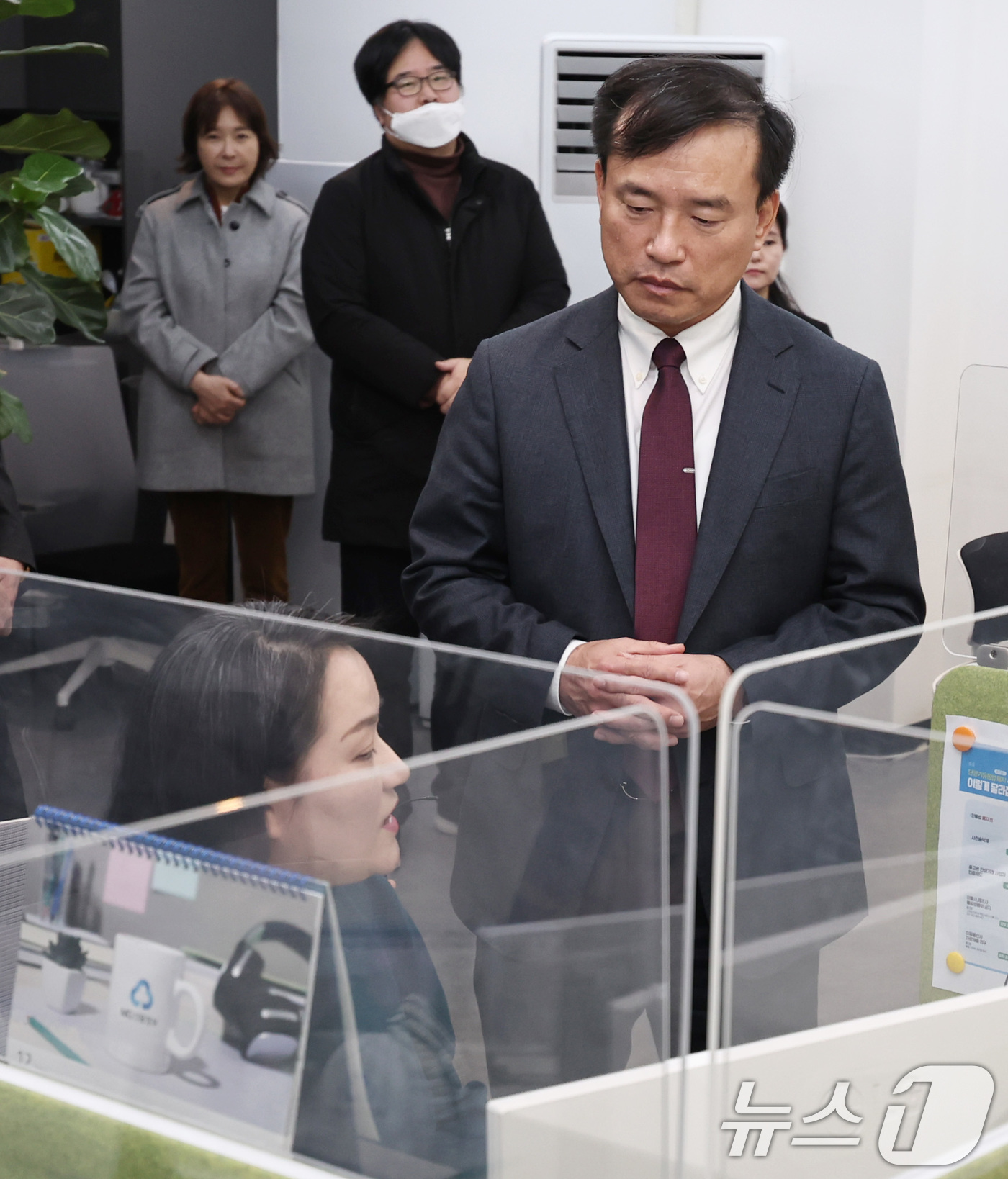 (서울=뉴스1) 구윤성 기자 = 김종철 방송미디어통신위원장이 29일 오후 서울 강남구 온라인피해365센터를 방문해 상담원과 대화하고 있다. 2025.12.29/뉴스1